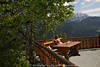 1202221_Gasthof Edelweiss Foto Terrasse mit Gipfelblick fr Alpenurlaub in Gnoppnitz Frau an Eckbank unter Baum