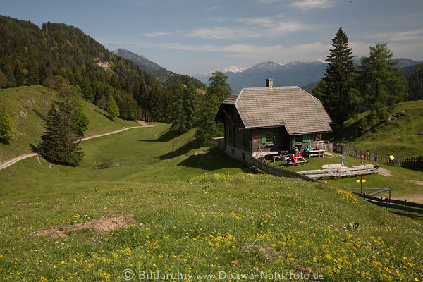 Waisacher Almhtte Bergpanorama Bild Wandertreff in Gailtaler Alpenlandschaft Naturfoto