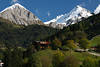 005100_Matrei in Osttirol grne Berghnge Bild Alpenidylle unter schneeweien Gipfeln Kendlspitze + Bretterwandspitze