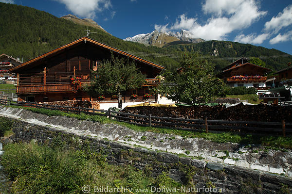 Bergdorf Obermauern Holzhuser am Nillbach mit Bergsicht auf Osttirol Alpen ber Virgental