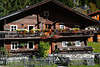 005869_ Bergdorf Mariahilf uriges Holzhaus Foto: Osttirol Htte hinter Holzzaun in Oberrotte bei St. Jakob
