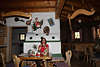 004592_Stabanthtte Erholung am Ofen, Wanderer Frau am Stammtisch in urig origineller Gaststube Foto