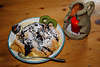 004601_Stabanthtte schmackhaft ppiges Essen auf Holztischplatte Wandererfreude im Kerzenschein Foto