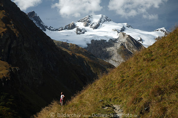 Umbal Kees Schnee unter Rtspitze Naturbild mit Frau in Berglandschaft zum Gipfel blicken