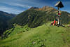 Bergalm Grnwiesen Wanderin Rast unterm Marterl Kreuz mit Gipfelblick Virgental Alpenlandschaft Naturfoto