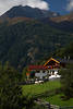 Obermauern Dorfidylle Naturfoto Schafe Grnwiese Holzzune vor Husle unter Berggipfel Alpen Osttiro