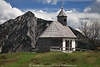Postalmkapelle grau-weiss Huschen Foto vor Bergfelsen Alpengipfel