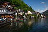 Hallstatt Wohnhuser am Berghang Bootshtten am Hallsttter See Wassertafel Reisefoto