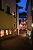 Altstadtgasse Bild Sankt Wolfgang Abendromantik Blaulichter Marktblick zum Seebckenhotel