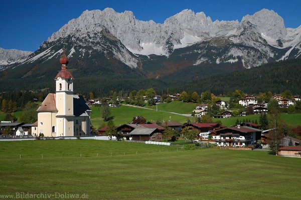 Going Pfarrkirche Grnidylle vor Bergpanorama WilderKaiser Gebirge