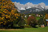 Going am Wilden-Kaiser Herbstidylle Naturfoto unter Bergmassiv-Felsen Ferienort Huser