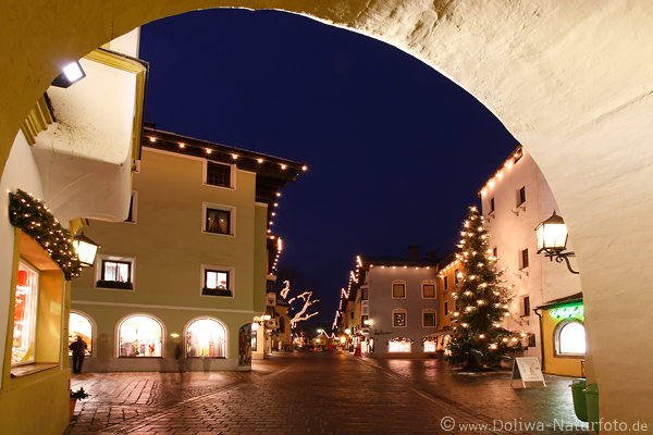 Kitzbhel Altstadt Architektur Stadtbummel Foto bei Nacht Advent-Gasse Bild in Weihnachtszeit