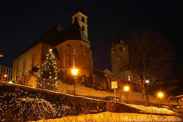 Kitzbhel Pfarrkirche St.Andreas Nachtbild in Weihnachtszeit wie Burg auf Hgel