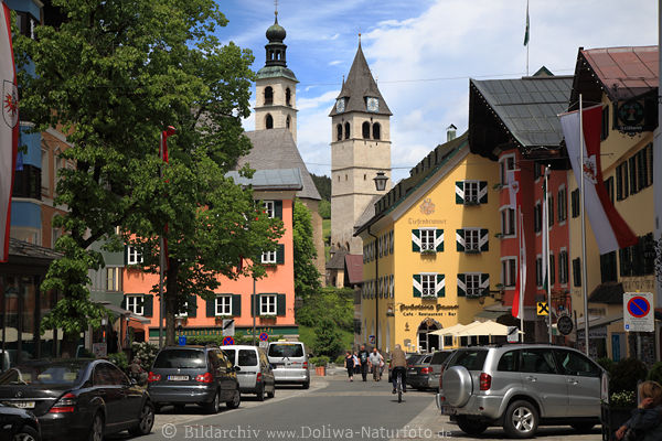 Kitzbhel Altstadt bunte Huser City-Landschaft Hotels Kirche-Trme Autos