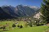 Gurgltal mit Nassereith Alpenkulisse Grnwiesen Berglandschaft Naturfoto