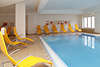 Schwimmbad mit Liegesthlen von SPA & Wellness-Bereich des Hotel Steinplatte in Waidring