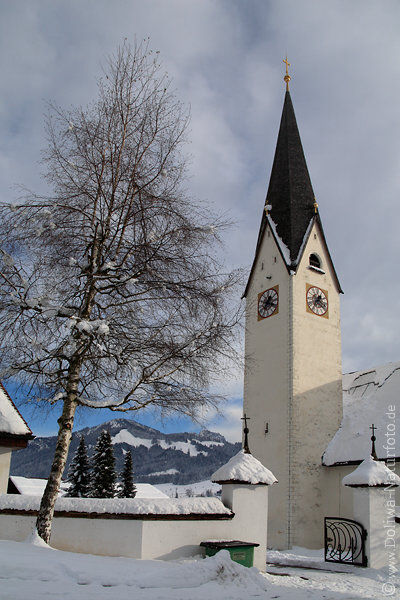 Sankt Jakob Kirchl in Schnee Winterbild Turm & Birke am Eingang