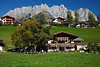Hofreith Going Grnidylle vor Bergpanorama Wilder Kaiser Tirol Bergdorf Reisebild