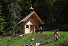 1300234_Aschingerkapelle Foto am Wald Wanderer Besuch an Wassertrnke im Wilder Kaiser Bergen Schutzgebiet