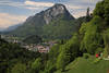 Pendling ber Alpenstadt Kufstein grne Berglandschaft Naturbild mit Bergpfad-Wanderern Foto