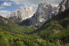 Alpenlandschaft Kaisergebirge Naturbilder Berggipfel Felsen Frhling Schnee grnes Tal Panorama