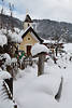 Kapelle am Wiesensee verschneit in Schnee hinter Zaun gegenber Gasthof Wiesenseehof