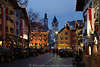 Kitzbhel Weihnachtszeit Flair Foto Advent Lichter geschmckte Altstadtgasse mit Kirchl Turmpaar