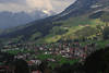 Riezlern Foto Bergstadt Kleinwalsertal am Fue Allguer Alpen Reise Blick ins Tal Bild