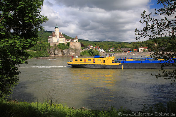 Wasserbarke Gterschiff in Donau Flusslandschaft am Schloss Schnbhel