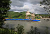 Donau Gterschiff Wasserbarke in Wachau Burgkulisse Schloss Schnbhel