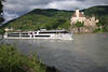 Schoenbhel historische Burg ber Donau Flusswasser Kreuzfahrtschiff
