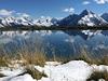 Alpensee Wasser Grser in Winterschnee Berggipfel Zillertaler Hochgebirge romantisches Naturbild
