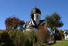 812745_ Kirche in Fischen Herbstfoto aus Oberallgu, Allgu Bergdorf Dorfkirche von Iller Uferpromenade