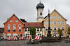 812567_ Immenstadt Marienplatz Foto mit Rathaus, Mariensule und Pfarrkirche St. Nikolaus im Hintergrund
