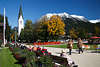 Oberstdorf Kurpark Haus Urlaubsidyll Herbstfoto Touristen Bnke Kirche Schnee Bergblick
