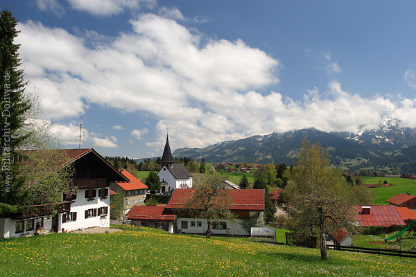 Ried in Allgu Naturidylle Alpenland Grnwiesen Frhlingsblte Kirche Dorfhuser