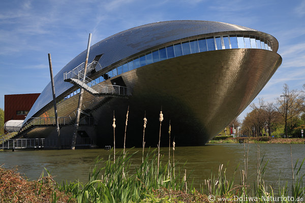 Universum Bremen elliptisches Bauwerk wie Wal im Wasser