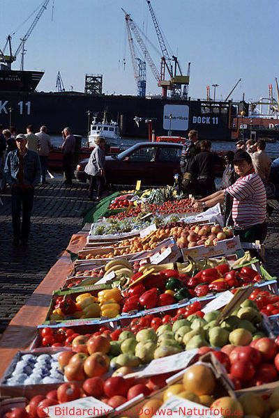 Fischmarkt Obststand bunte Gemsesorten Schiff Hafendock Krne Hamburg