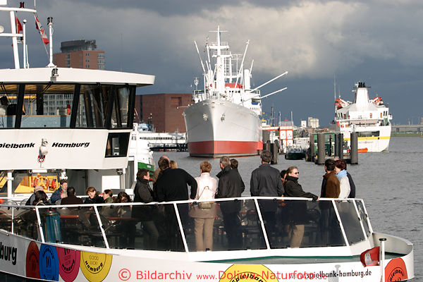 Schiffsdeck Passagiere in Hamburg Elbe Hafenpanorama