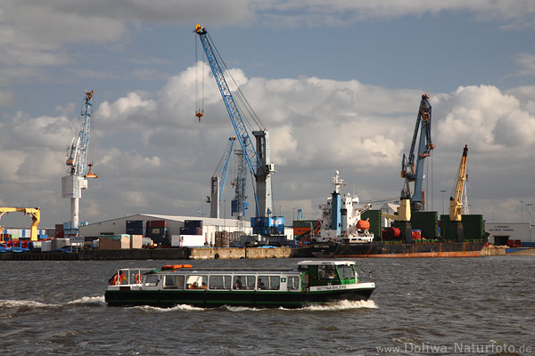 Schiff in Hamburg Elbwasser Landschaft Hafen Krnen SdWest Terminal
