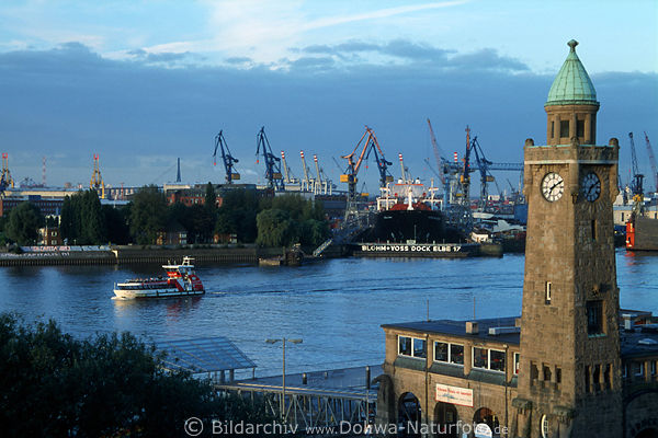 Hamburg Werft Landungsbrcken-Turm Morgendmmerung vor Blohm & Voss Trockendock