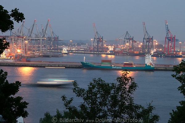 Schiffe Bewegung Elbe-Fahrt Containerhafen Hamburg velgnne Abenddunst Nebel
