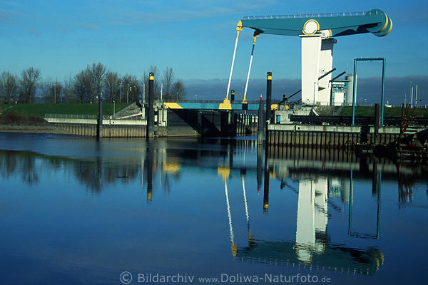 Hebebrcke Este-Mndung in Elbe bei Sitas-Werft in Cranz Hamburg
