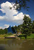 808198_ Botanischer Garten der Universitt Hamburg Wstengarten mit blauen Pyramidenhlften Bild am Teich