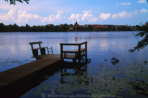 Ratzeburger See Wasser Holzsteg mit Bank Sitzplatz am Ufer Stadtblick Foto
