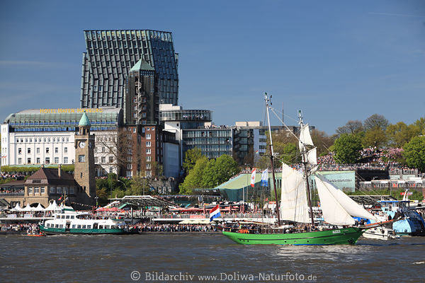 Segelschiff Avatar an Landungsbrcken Elbufer voll Besucher Hotel Hafen Hamburg Stadttrme