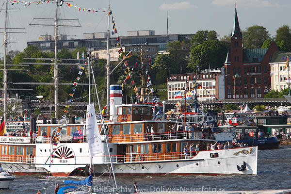 Raddampfer Freya Schiffsparade bei Hafengeburtstag Hamburg 