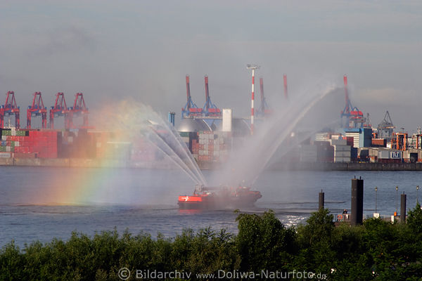 Feuerwehrschiff Fontnen mit Regenbogen Farben ber Hamburger Hafen