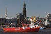 802030_ Rotes Feuerwehrschiff auf Elbe vor Michel Schiffsparade Foto in Hamburger Hafen