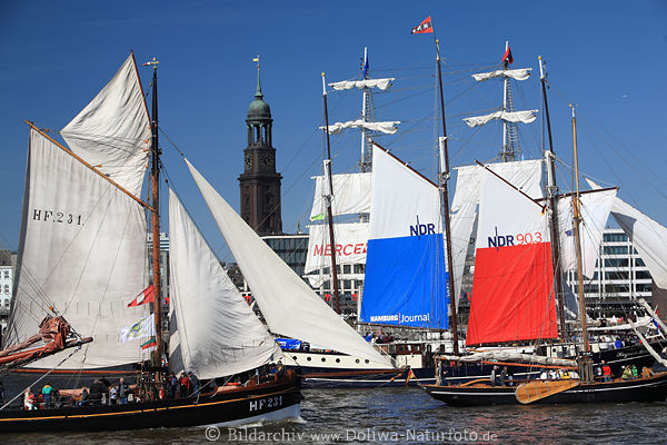 Jacht-Segeln Schiffsparade vor Hamburger Michel Kirchturm Hafengeburtstag auf Elbe